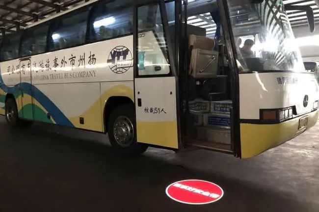 大客车通过限宽门-大客车与限宽门的狭路相逢，司机如何应对？