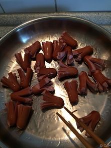 还可以在游戏当中能够去研究很多的美食,在制作的时候也提供了多种不同的道具可以,探
